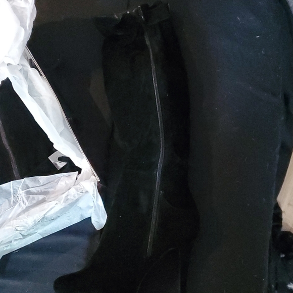 Black high heel boots made by LILIANA - Picture 3 of 5